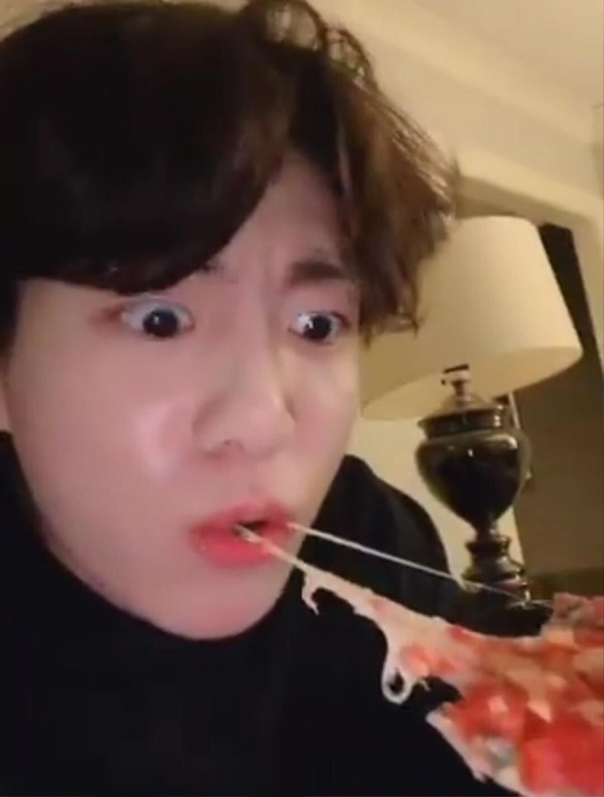 Hết nhí nhảnh đi chợ, Jungkook (BTS) lại tiếp tục khiến fan cười 'vỡ mồm' khi ăn pizza phô mai kéo hoài không đứt! Ảnh 2