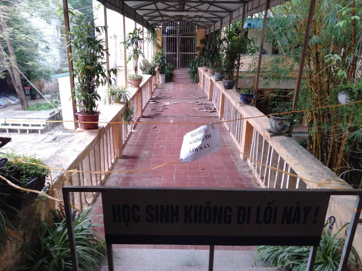 Gần 2000 giáo viên cùng học sinh ở Hà Nội 'học trong sợ hãi' khi mảng vữa tường có thể rơi trúng đầu bất cứ lúc nào Ảnh 14