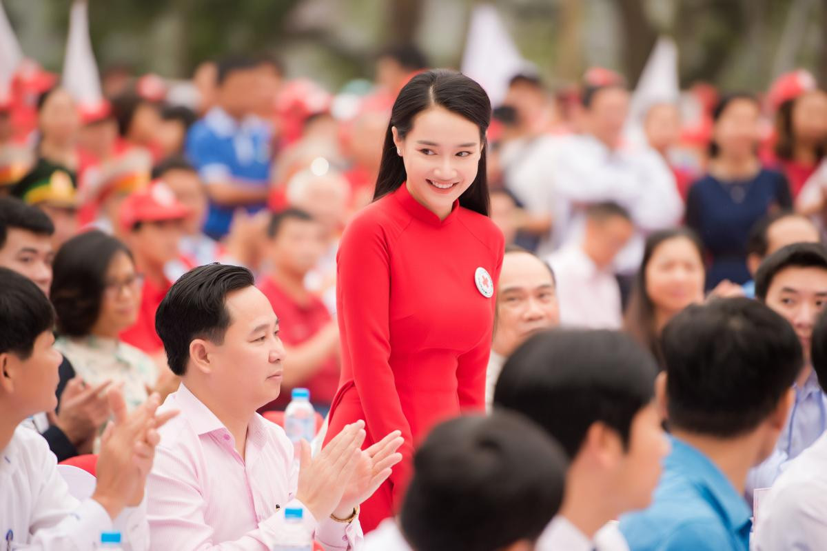 Nhã Phương thướt tha với tà áo dài, đảm nhận vai trò đặc biệt trong tháng Nhân đạo Quốc gia Ảnh 3