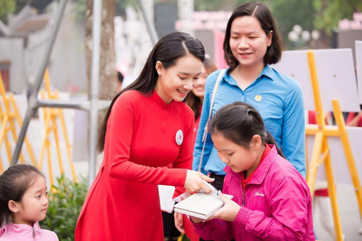 Nhã Phương thướt tha với tà áo dài, đảm nhận vai trò đặc biệt trong tháng Nhân đạo Quốc gia Ảnh 7