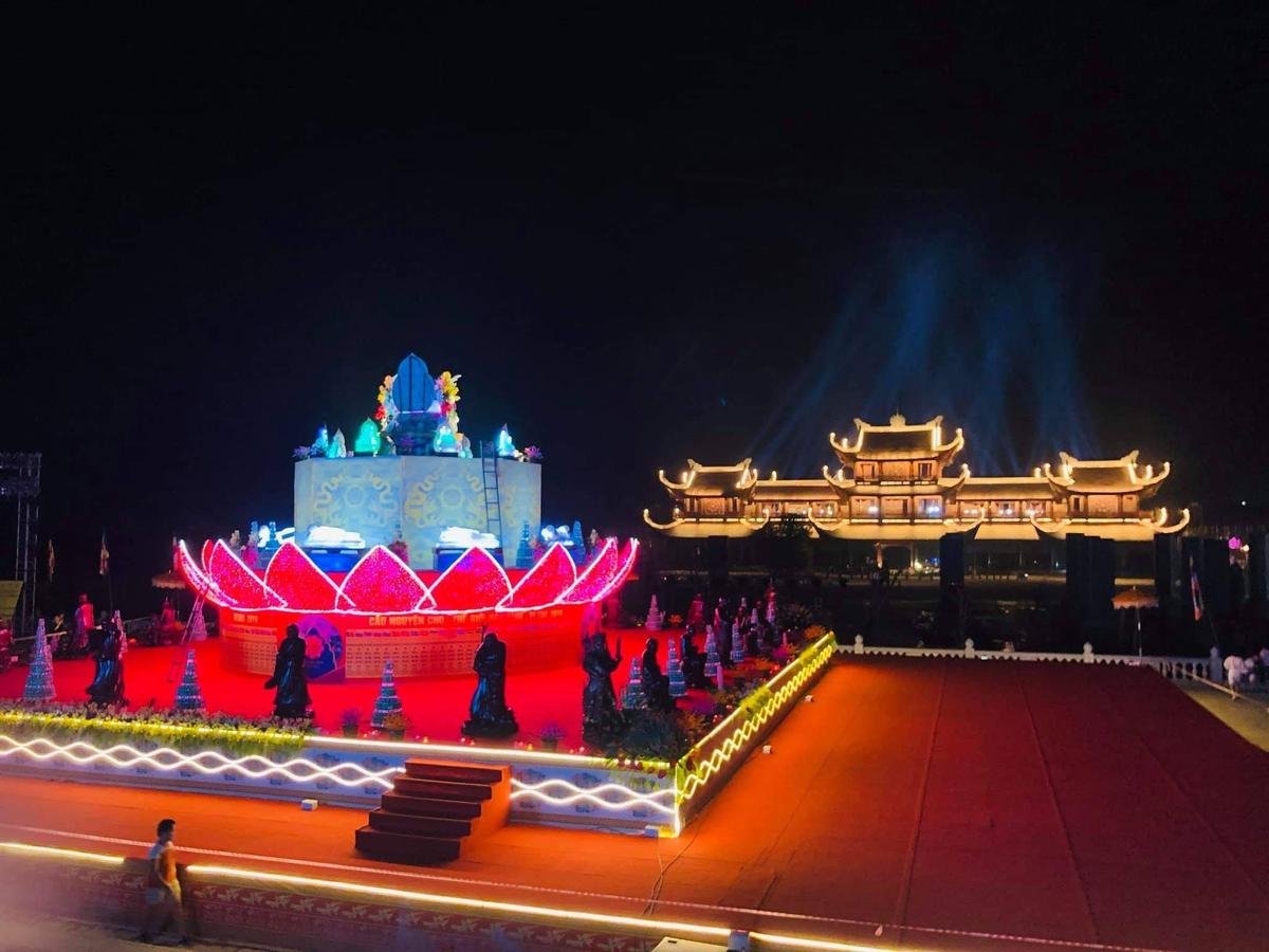 Toàn cảnh chùa Tam Chúc đẹp lung linh trong đêm trước giờ đại lễ Phật đản Vesak 2019 Ảnh 10