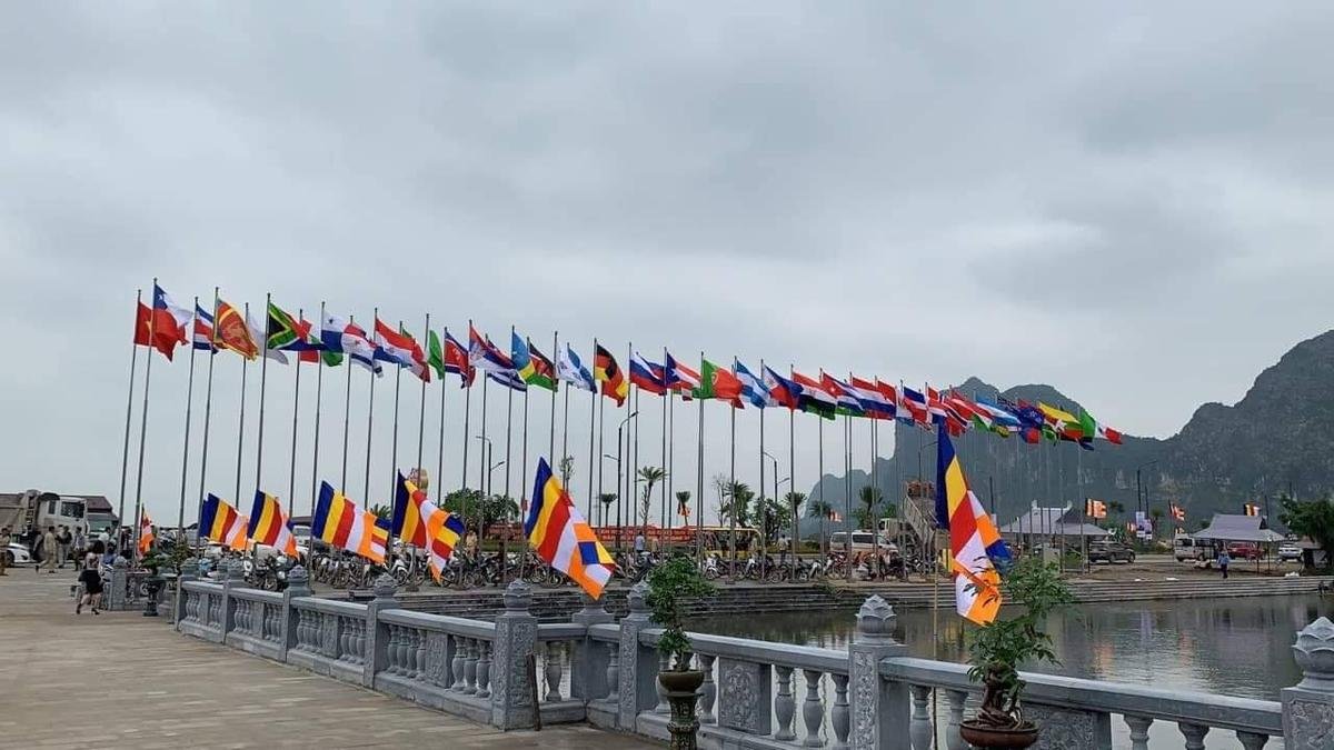 Toàn cảnh chùa Tam Chúc đẹp lung linh trong đêm trước giờ đại lễ Phật đản Vesak 2019 Ảnh 2