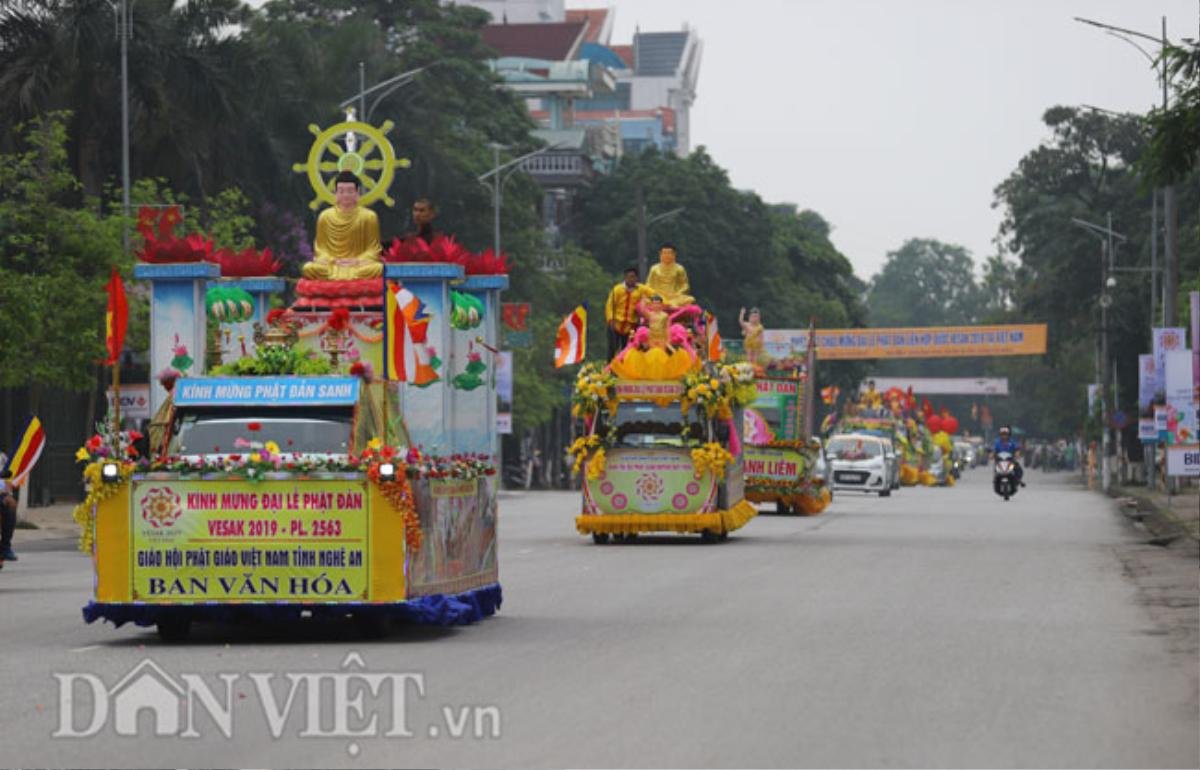 Ảnh: Hơn 400 xe hoa rước tượng Phật chào đón đại lễ Vesak 2019 Ảnh 8