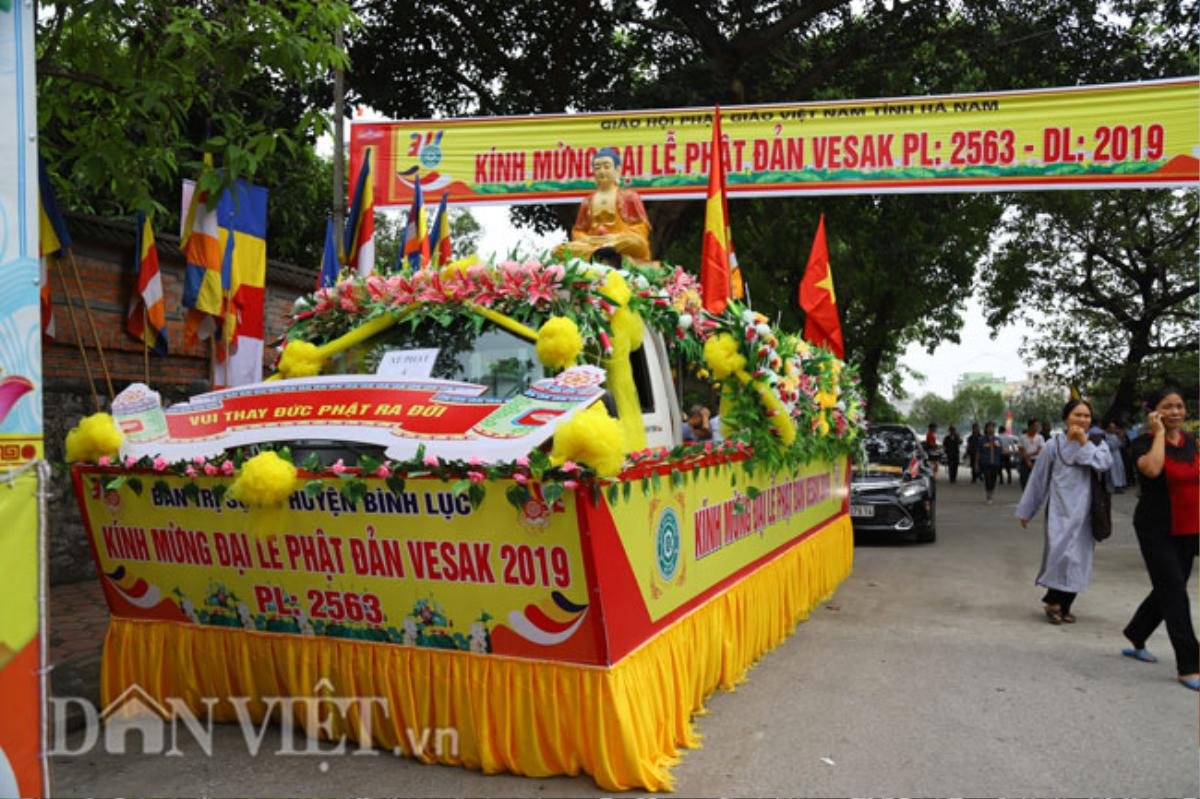 Ảnh: Hơn 400 xe hoa rước tượng Phật chào đón đại lễ Vesak 2019 Ảnh 1