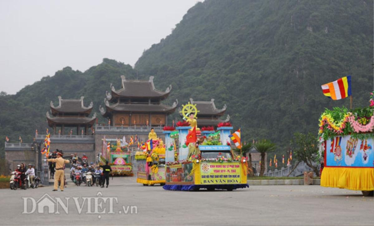 Ảnh: Hơn 400 xe hoa rước tượng Phật chào đón đại lễ Vesak 2019 Ảnh 9