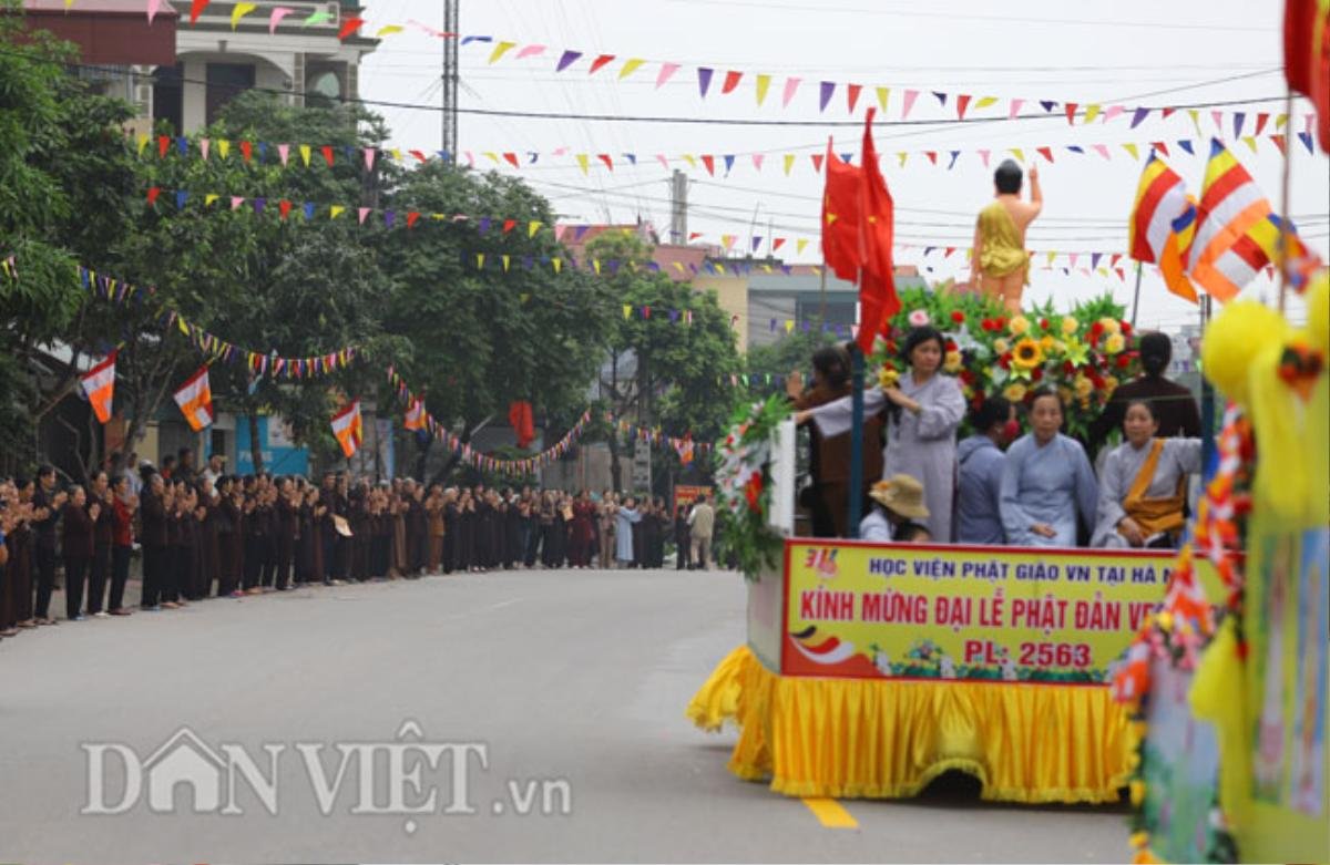 Ảnh: Hơn 400 xe hoa rước tượng Phật chào đón đại lễ Vesak 2019 Ảnh 6