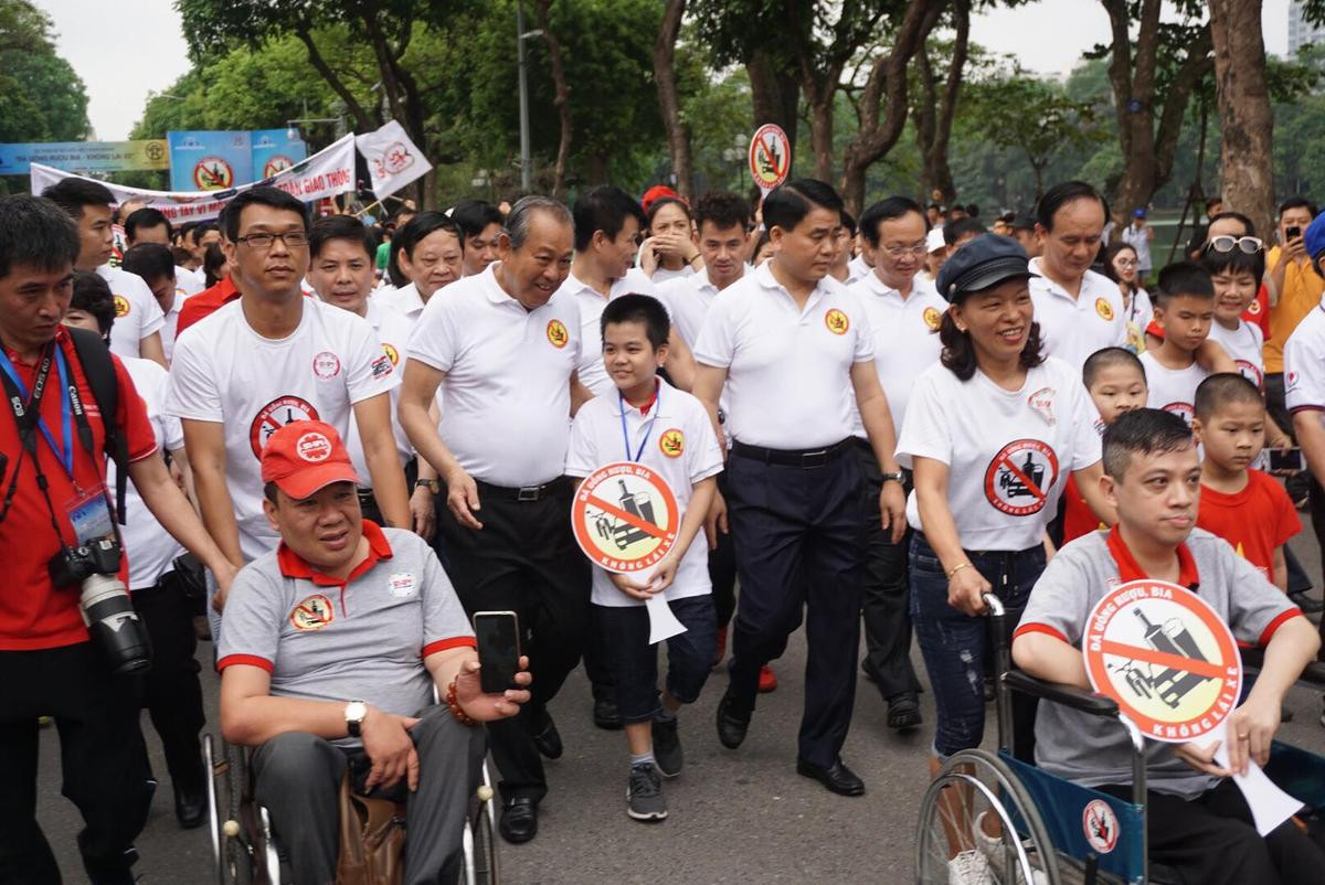 Hơn 5.000 người dân Thủ đô đi bộ quanh bờ hồ Hoàn Kiếm kêu gọi cộng đồng 'Không uống rượu bia khi lái xe' Ảnh 2