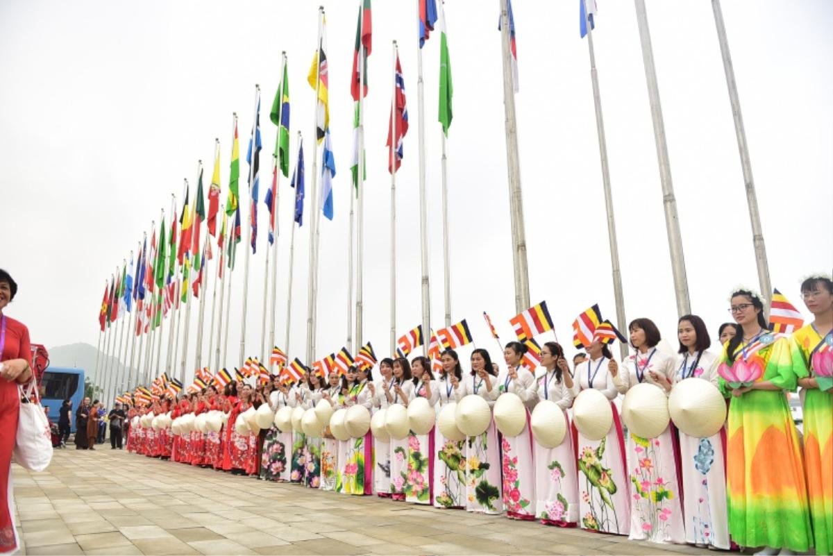 Cận cảnh lễ tắm phật, thả chim bồ câu trong ngày Đại lễ Phật đản Vesak 2019 Ảnh 4