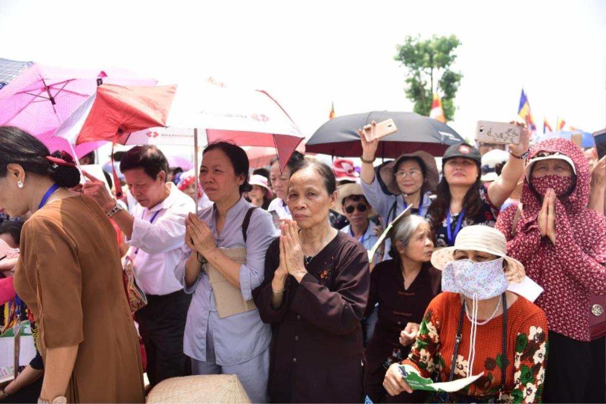 Cận cảnh lễ tắm phật, thả chim bồ câu trong ngày Đại lễ Phật đản Vesak 2019 Ảnh 12