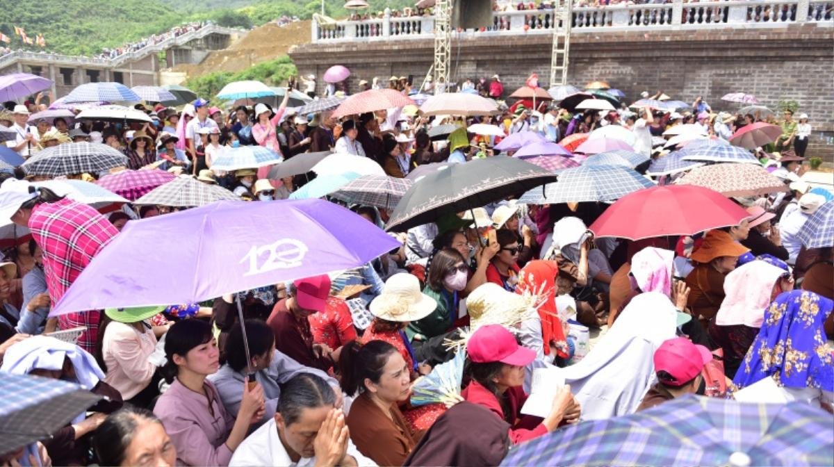 Cận cảnh lễ tắm phật, thả chim bồ câu trong ngày Đại lễ Phật đản Vesak 2019 Ảnh 11