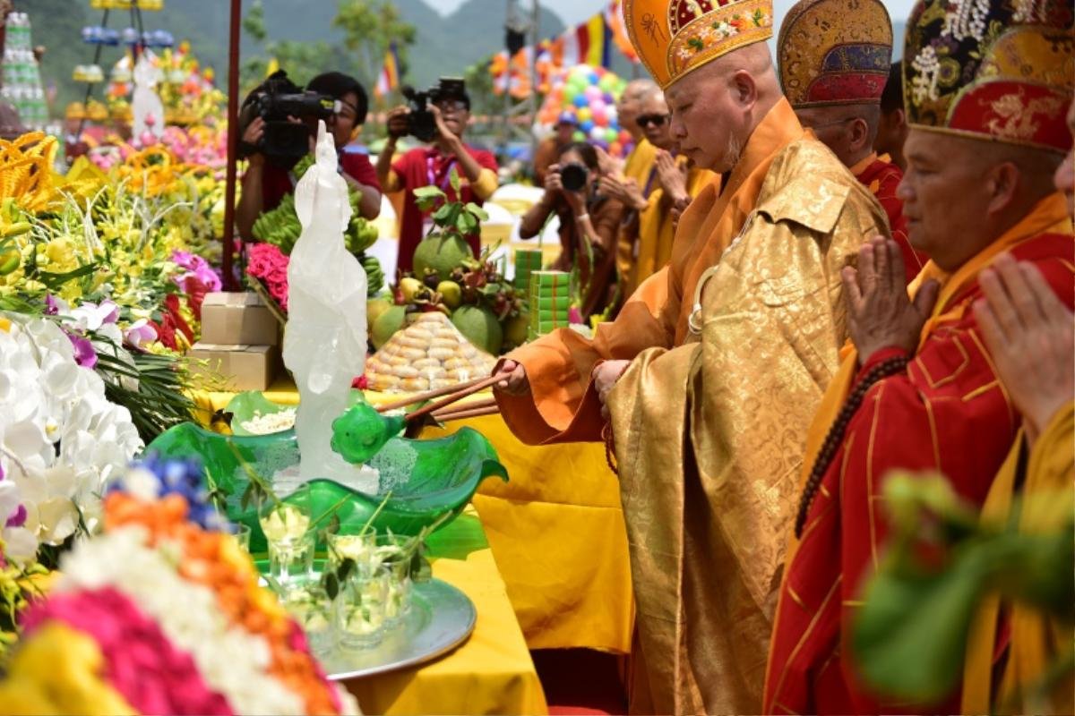 Cận cảnh lễ tắm phật, thả chim bồ câu trong ngày Đại lễ Phật đản Vesak 2019 Ảnh 17