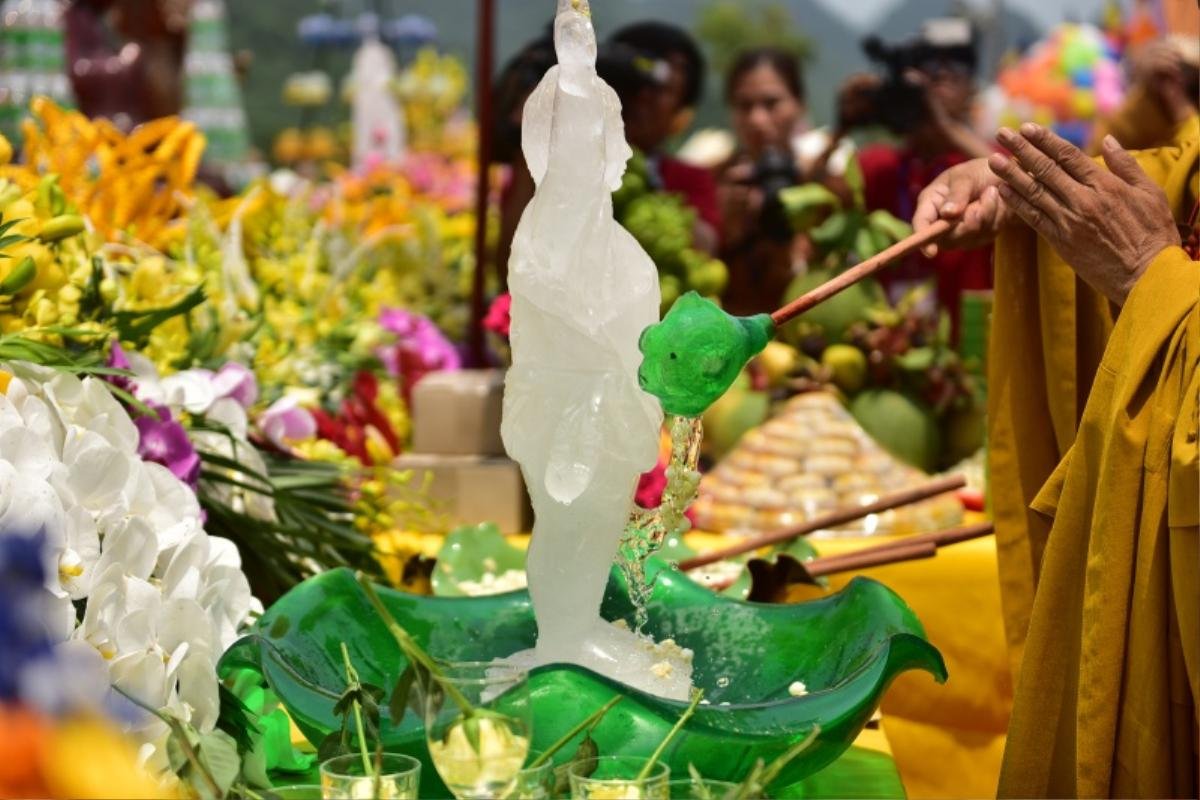 Cận cảnh lễ tắm phật, thả chim bồ câu trong ngày Đại lễ Phật đản Vesak 2019 Ảnh 18