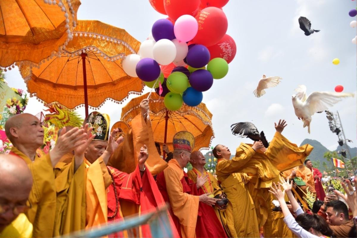 Cận cảnh lễ tắm phật, thả chim bồ câu trong ngày Đại lễ Phật đản Vesak 2019 Ảnh 20