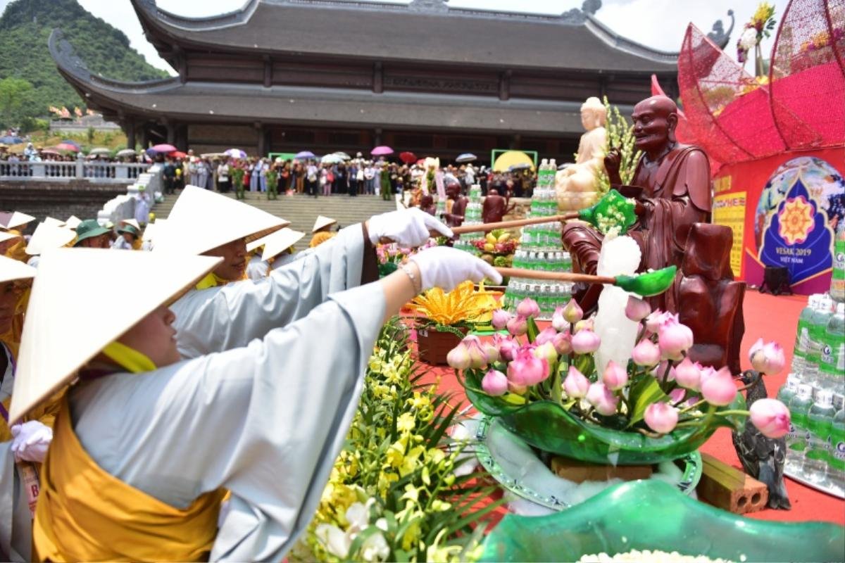 Cận cảnh lễ tắm phật, thả chim bồ câu trong ngày Đại lễ Phật đản Vesak 2019 Ảnh 23