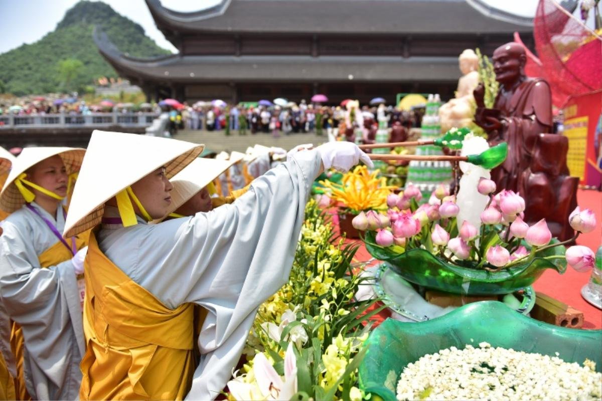 Cận cảnh lễ tắm phật, thả chim bồ câu trong ngày Đại lễ Phật đản Vesak 2019 Ảnh 24