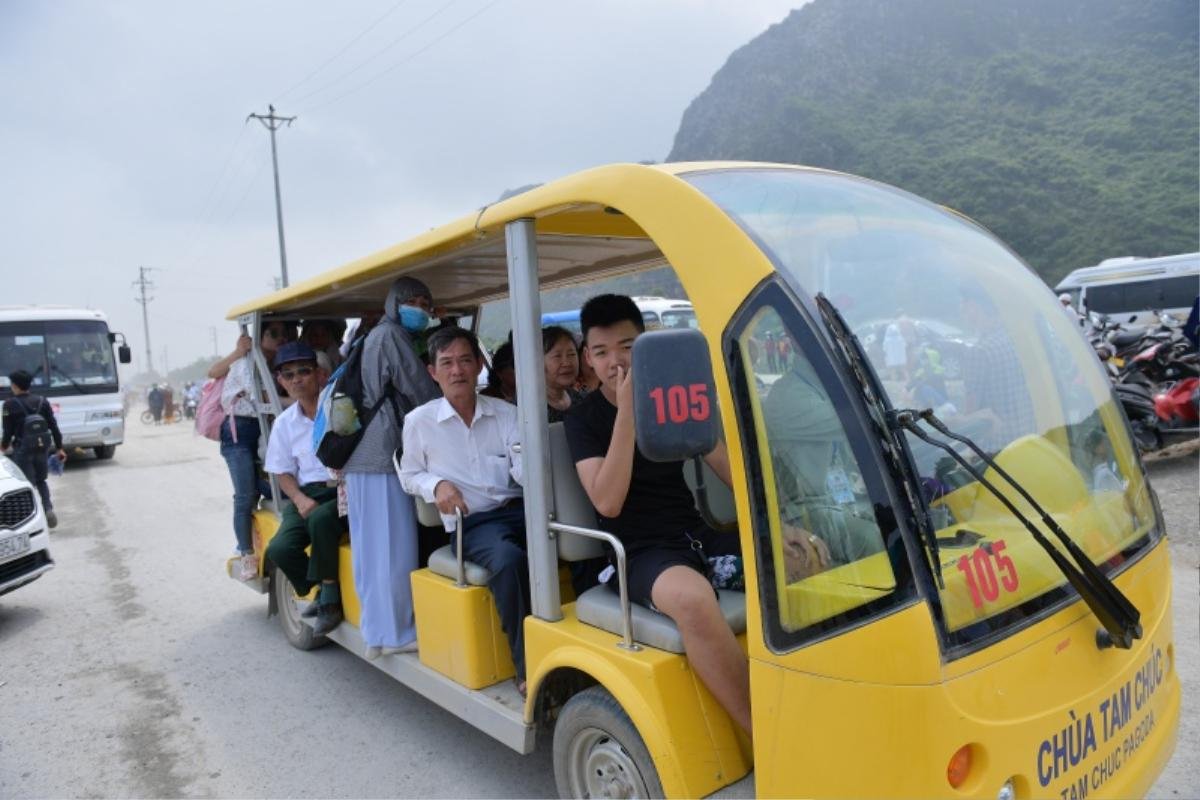 Cảnh phật tử đứng ngồi chật kín xe điện vào chùa Tam Chúc trong ngày Đại lễ Phật đản Vesak 2019 Ảnh 2