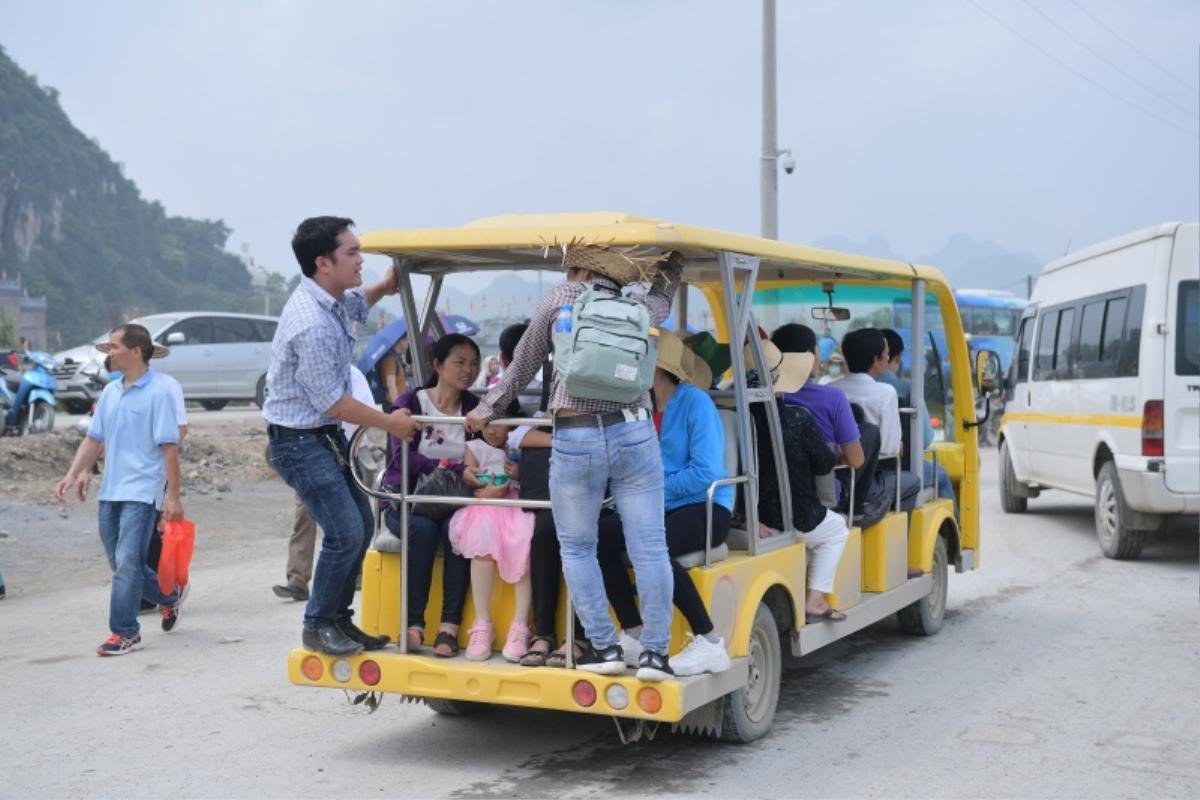 Cảnh phật tử đứng ngồi chật kín xe điện vào chùa Tam Chúc trong ngày Đại lễ Phật đản Vesak 2019 Ảnh 3