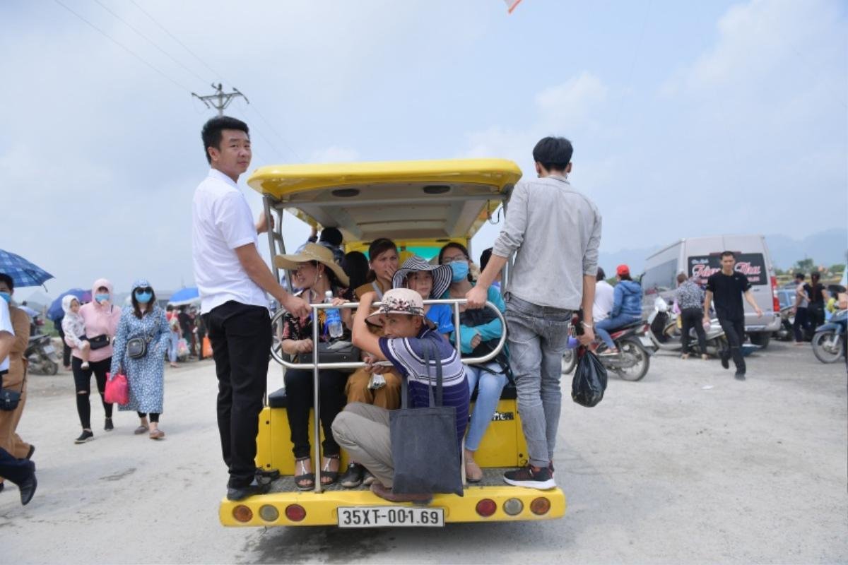 Cảnh phật tử đứng ngồi chật kín xe điện vào chùa Tam Chúc trong ngày Đại lễ Phật đản Vesak 2019 Ảnh 4