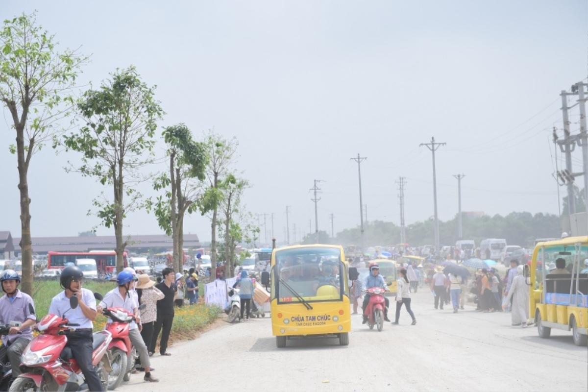 Cảnh phật tử đứng ngồi chật kín xe điện vào chùa Tam Chúc trong ngày Đại lễ Phật đản Vesak 2019 Ảnh 1