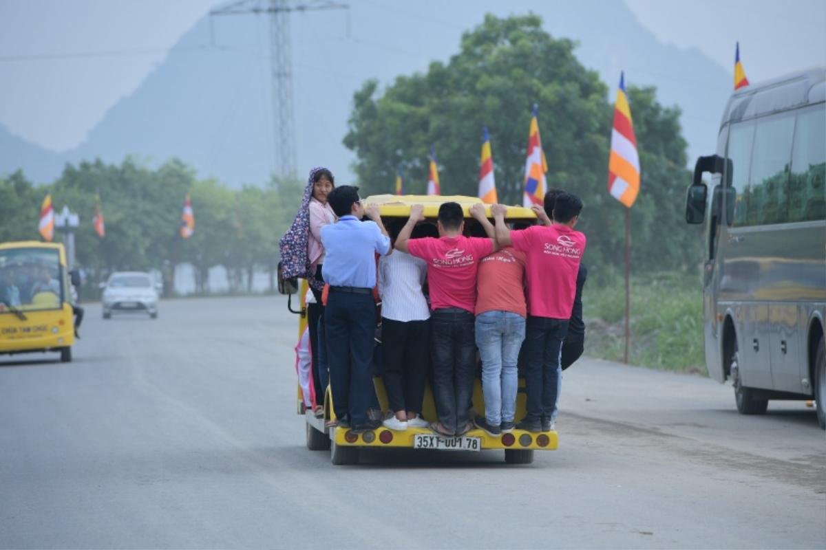 Cảnh phật tử đứng ngồi chật kín xe điện vào chùa Tam Chúc trong ngày Đại lễ Phật đản Vesak 2019 Ảnh 8