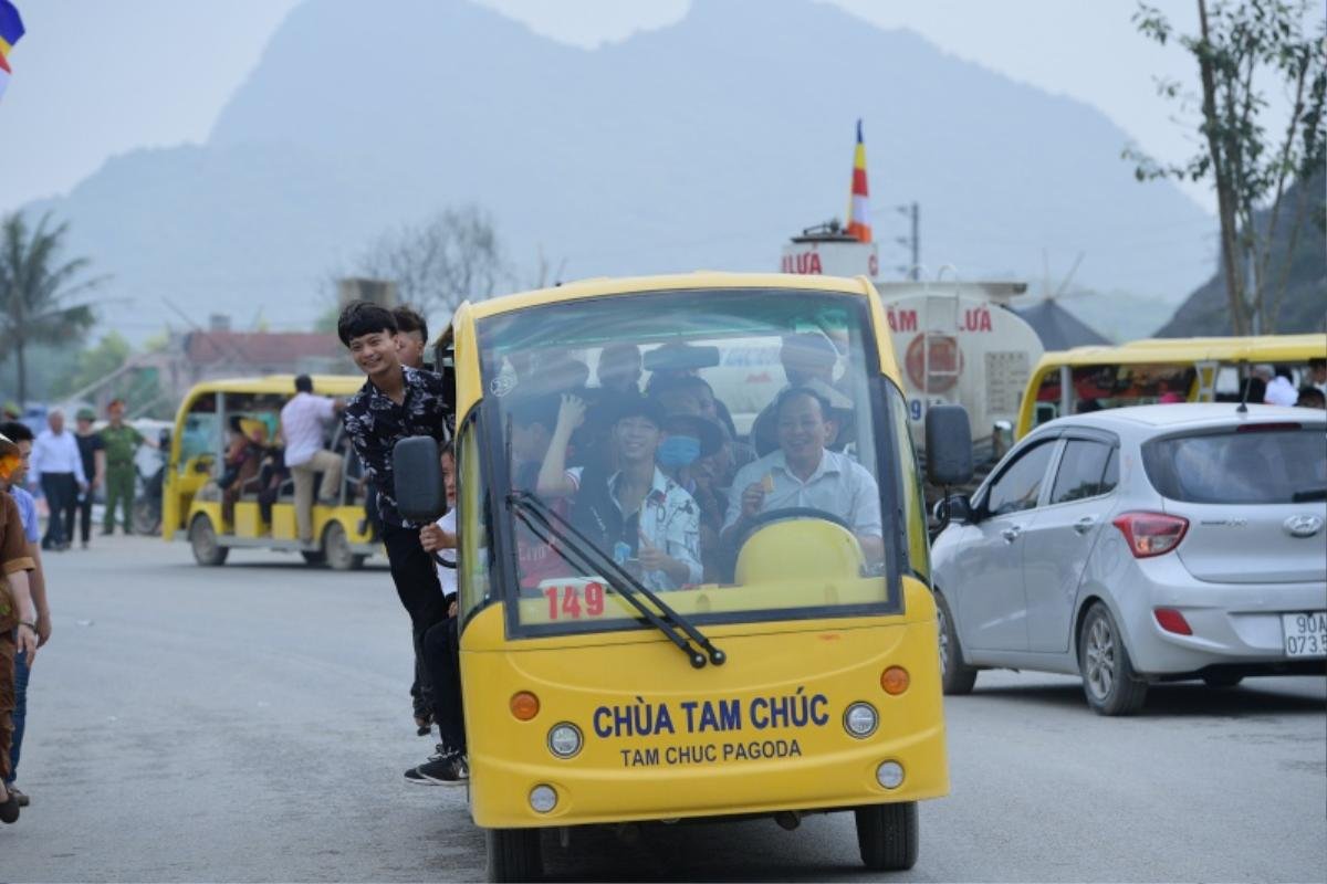 Cảnh phật tử đứng ngồi chật kín xe điện vào chùa Tam Chúc trong ngày Đại lễ Phật đản Vesak 2019 Ảnh 12