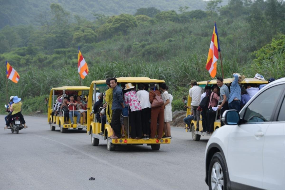 Cảnh phật tử đứng ngồi chật kín xe điện vào chùa Tam Chúc trong ngày Đại lễ Phật đản Vesak 2019 Ảnh 14