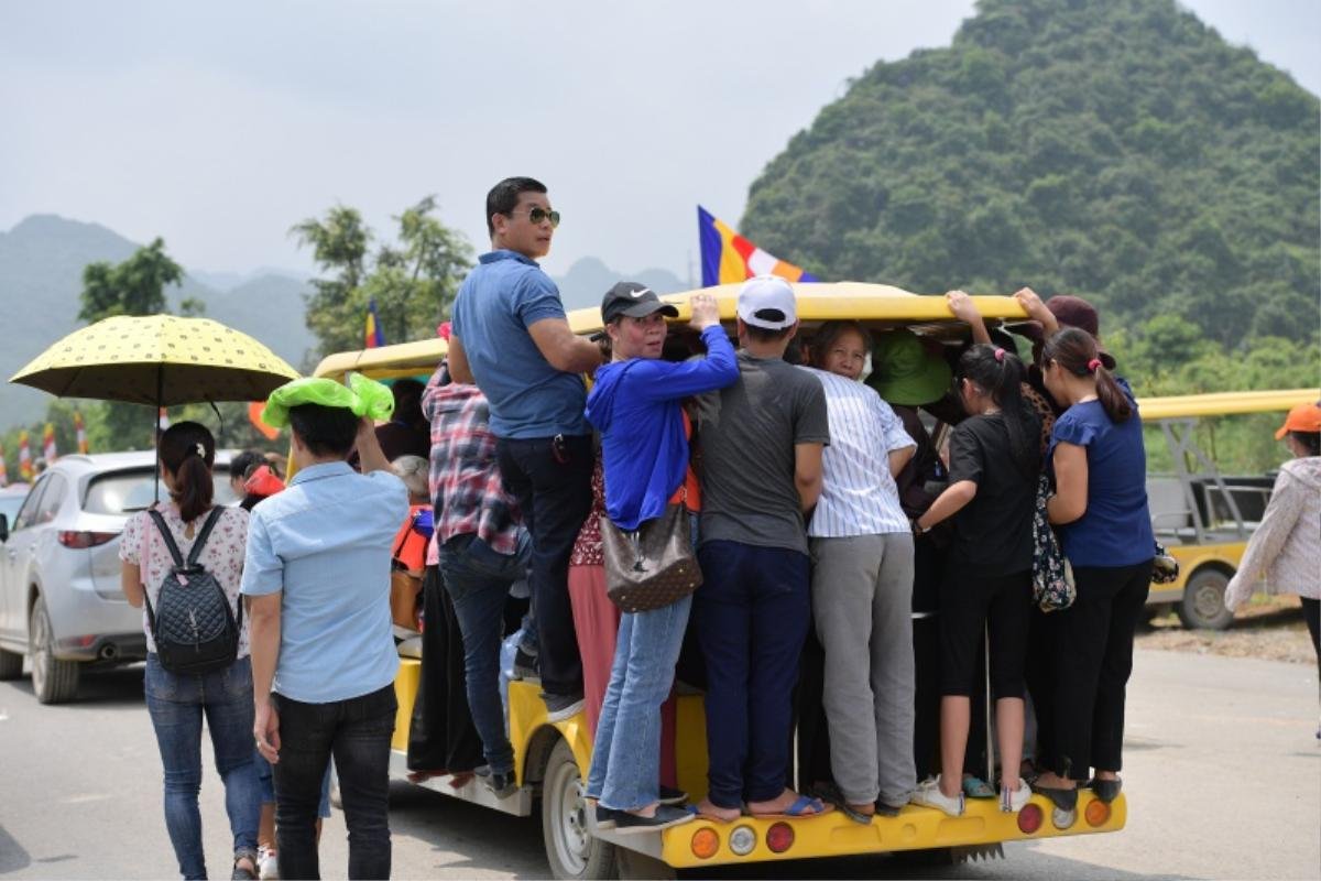 Cảnh phật tử đứng ngồi chật kín xe điện vào chùa Tam Chúc trong ngày Đại lễ Phật đản Vesak 2019 Ảnh 15