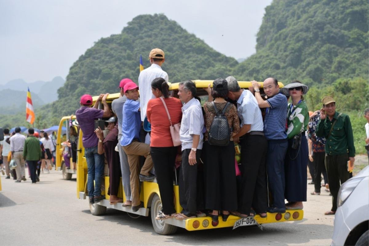 Cảnh phật tử đứng ngồi chật kín xe điện vào chùa Tam Chúc trong ngày Đại lễ Phật đản Vesak 2019 Ảnh 16