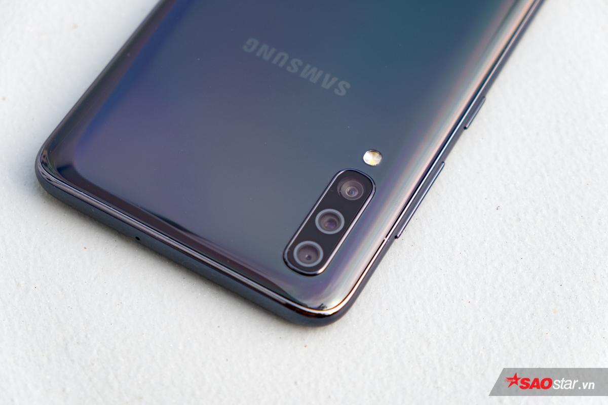 Mở hộp Galaxy A70, smartphone có màn hình lớn nhất của Samsung tại Việt Nam Ảnh 10