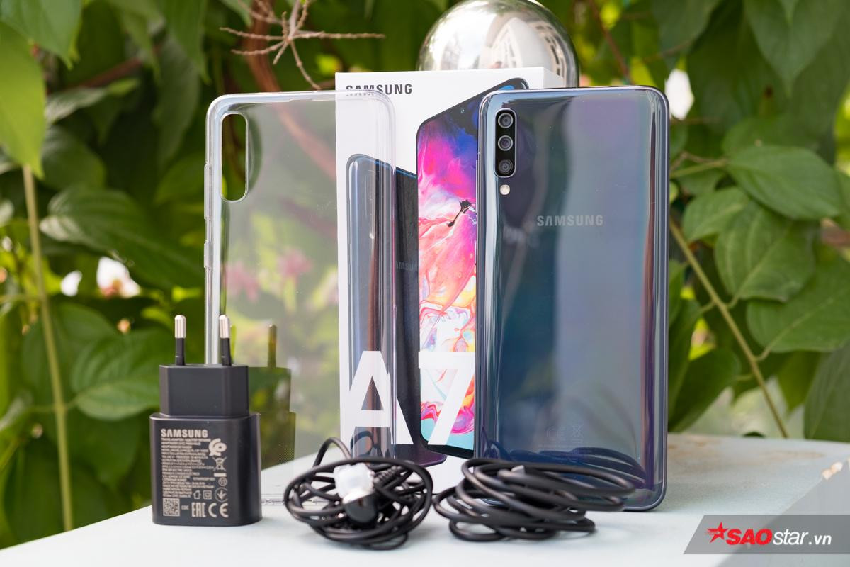 Mở hộp Galaxy A70, smartphone có màn hình lớn nhất của Samsung tại Việt Nam Ảnh 1