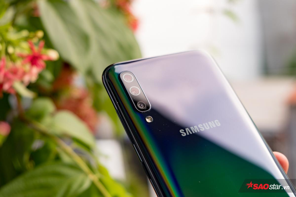 Mở hộp Galaxy A70, smartphone có màn hình lớn nhất của Samsung tại Việt Nam Ảnh 3