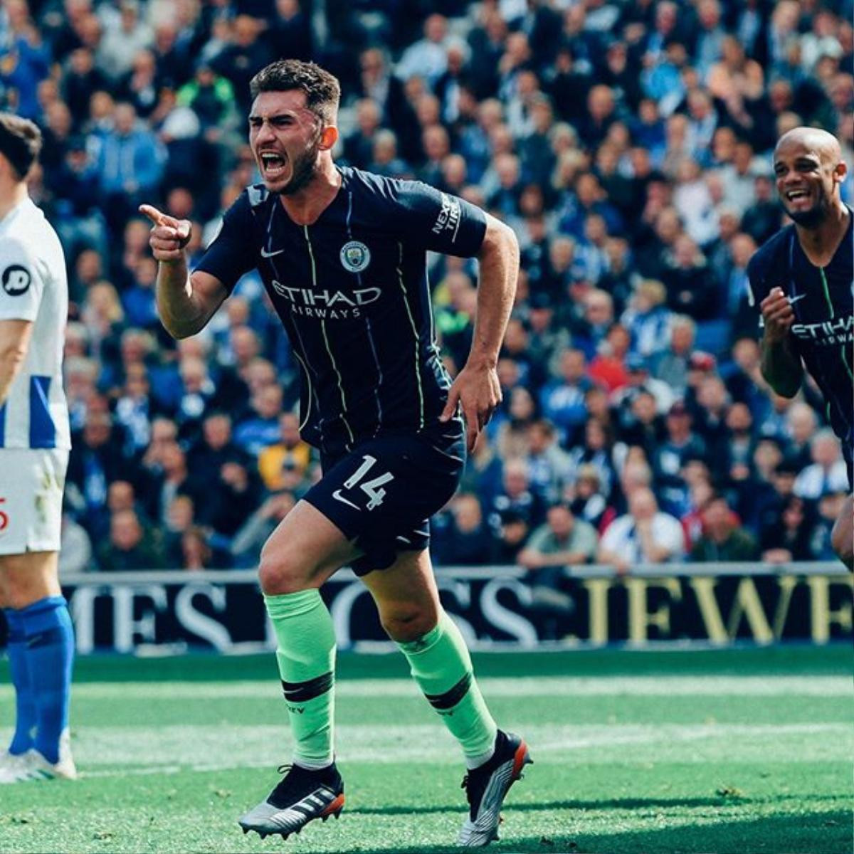 Khoảnh khắc Pep và Manchester City đi vào lịch sử Premier League Ảnh 3