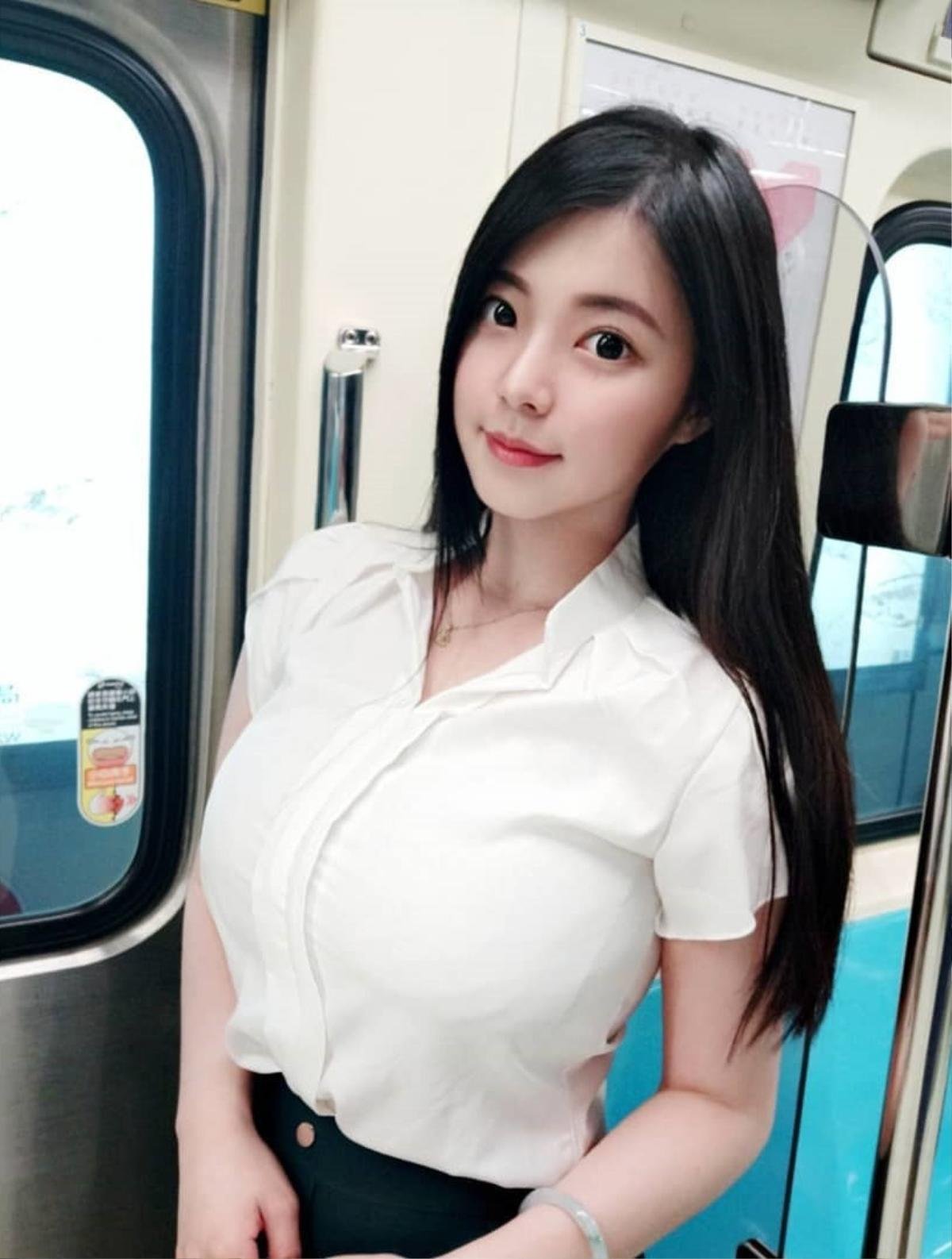 Girl xinh gây sốt vì ngủ gật trên xe bus, nhưng vòng 1 'khủng' mới là tâm điểm chú ý của dân tình Ảnh 2