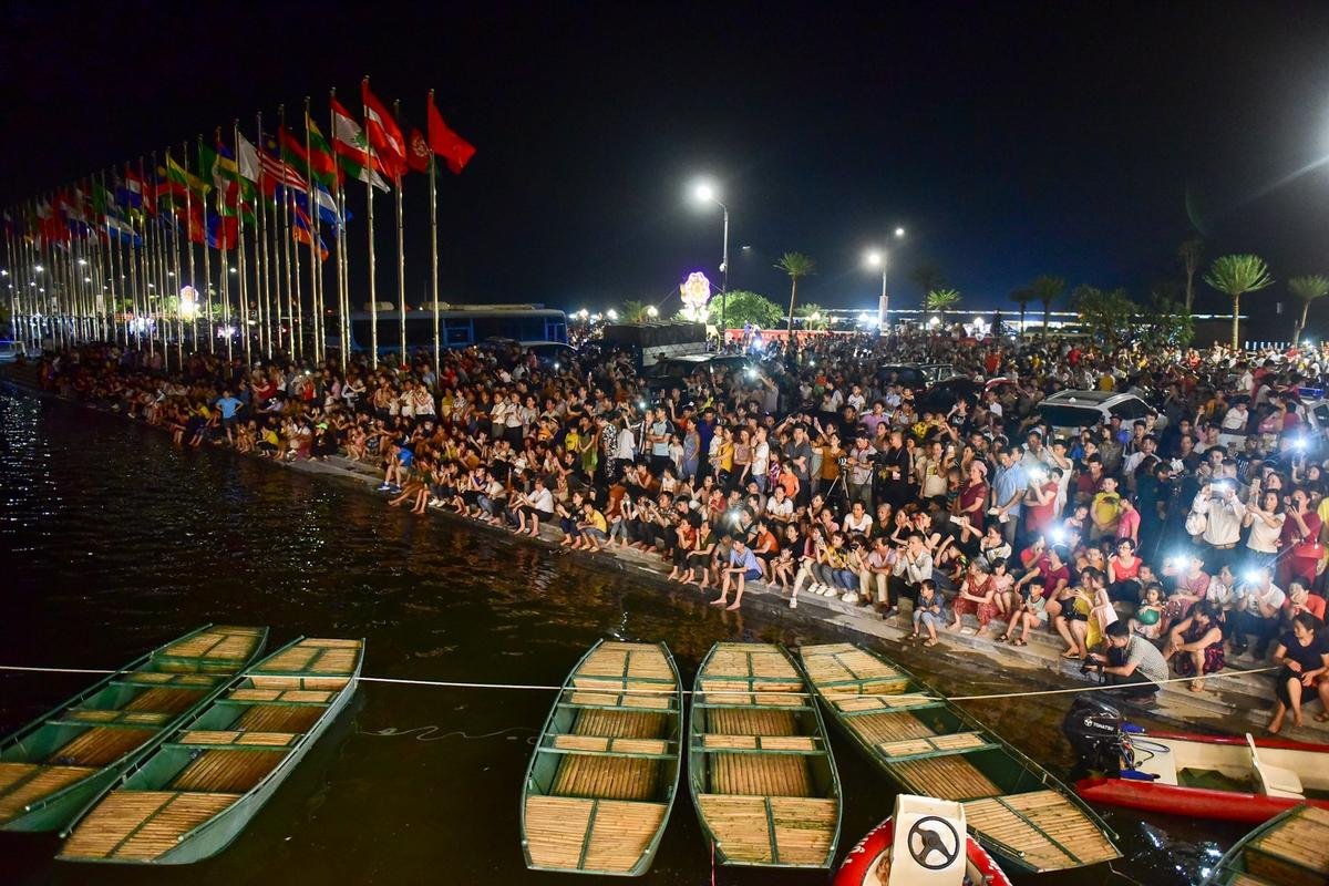 Hàng vạn người mãn nhãn xem bắn pháo hoa ở chùa Tam Chúc ngày Đại lễ Phật đản Vesak 2019 Ảnh 2