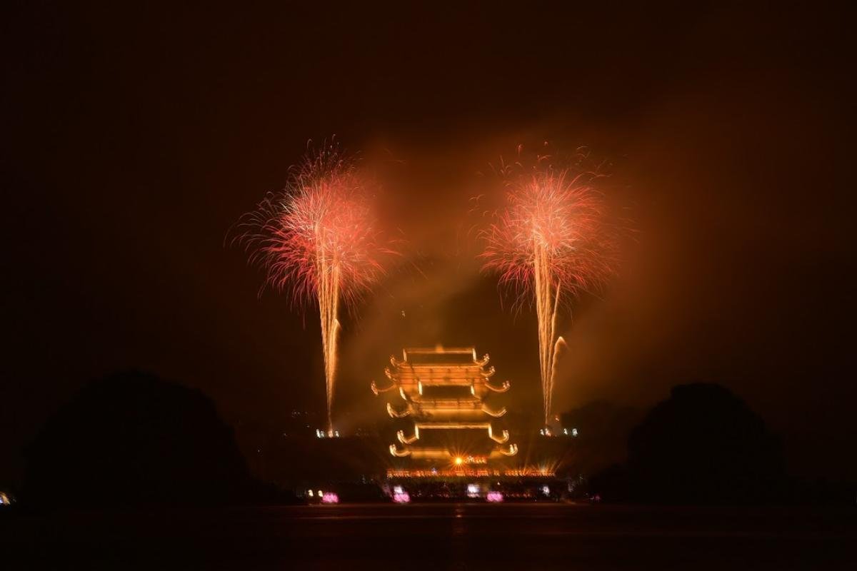 Hàng vạn người mãn nhãn xem bắn pháo hoa ở chùa Tam Chúc ngày Đại lễ Phật đản Vesak 2019 Ảnh 7