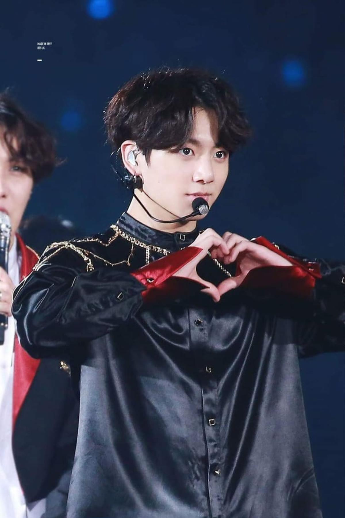 40 giây 'cực phẩm' của Jungkook (BTS): Vuốt tóc không nói lời nào nhưng cũng làm bao con tim 'mê mệt' Ảnh 1