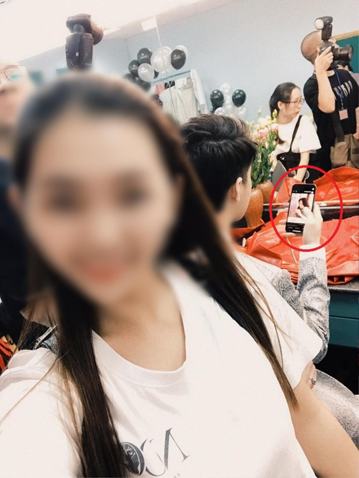 Trợ lý Noo Phước Thịnh đăng hình selfie, vô tình 'tố cáo' màn hình điện thoại của anh chàng Ảnh 2