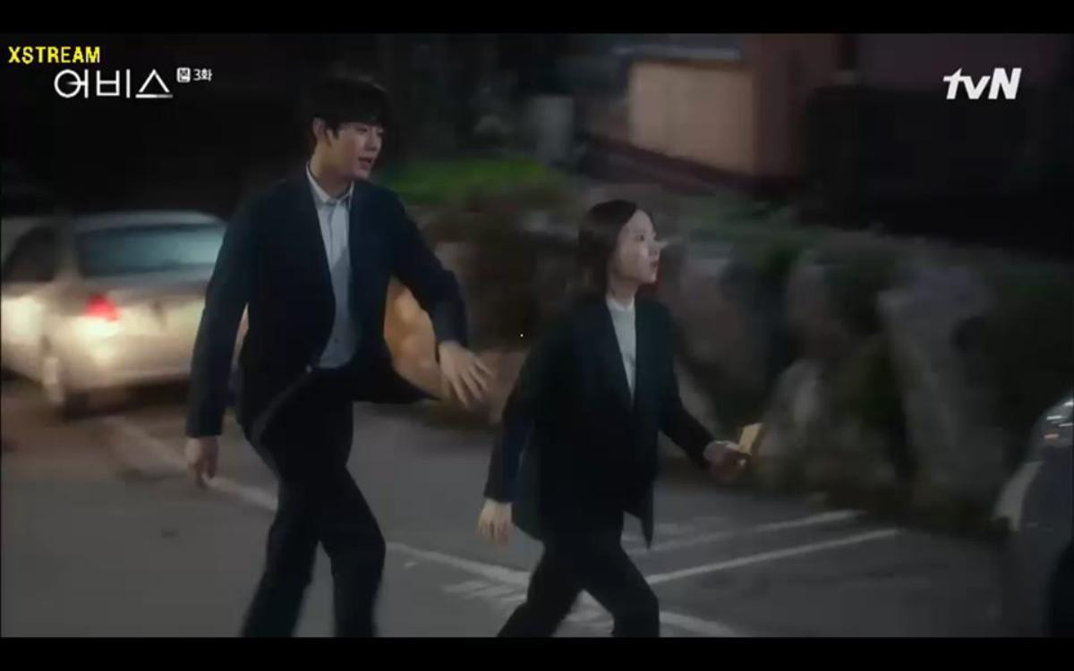 'Abyss' tập 3: Ahn Hyo Seop bỏ rơi Park Bo Young khi gặp lại tình cũ Ảnh 2