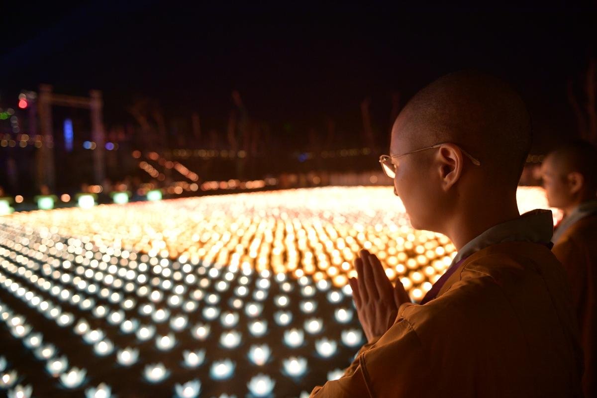 Thắp sáng 65.000 ngọn nến cầu nguyện thế giới hoà bình trong đêm hội Vesak ở ngôi chùa lớn nhất thế giới Ảnh 13