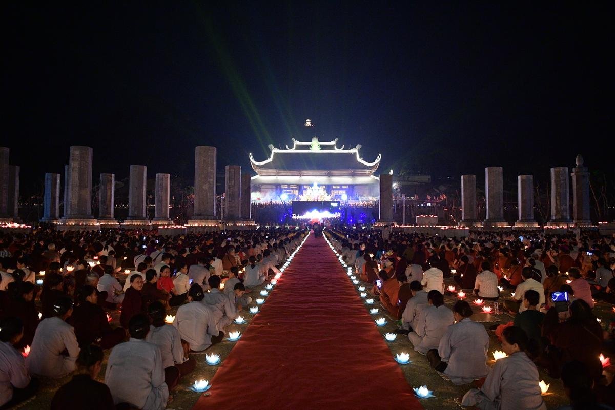 Thắp sáng 65.000 ngọn nến cầu nguyện thế giới hoà bình trong đêm hội Vesak ở ngôi chùa lớn nhất thế giới Ảnh 1