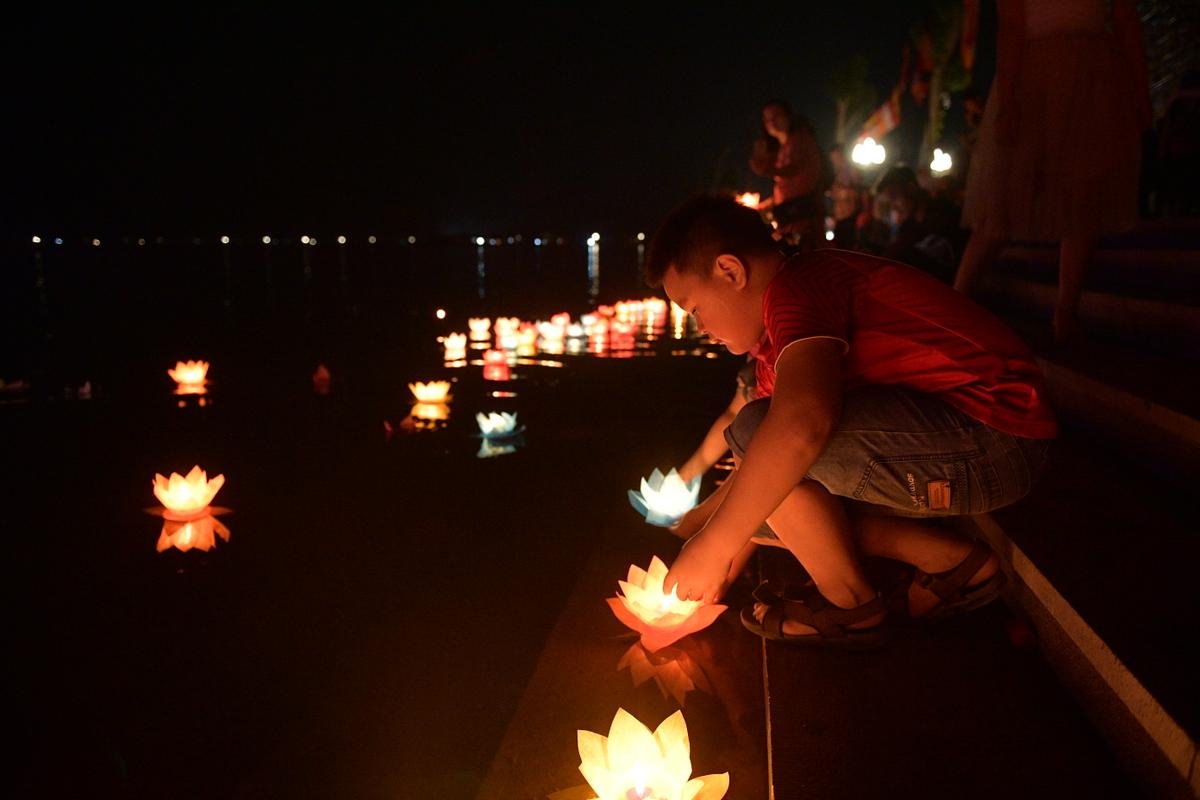 Thắp sáng 65.000 ngọn nến cầu nguyện thế giới hoà bình trong đêm hội Vesak ở ngôi chùa lớn nhất thế giới Ảnh 18