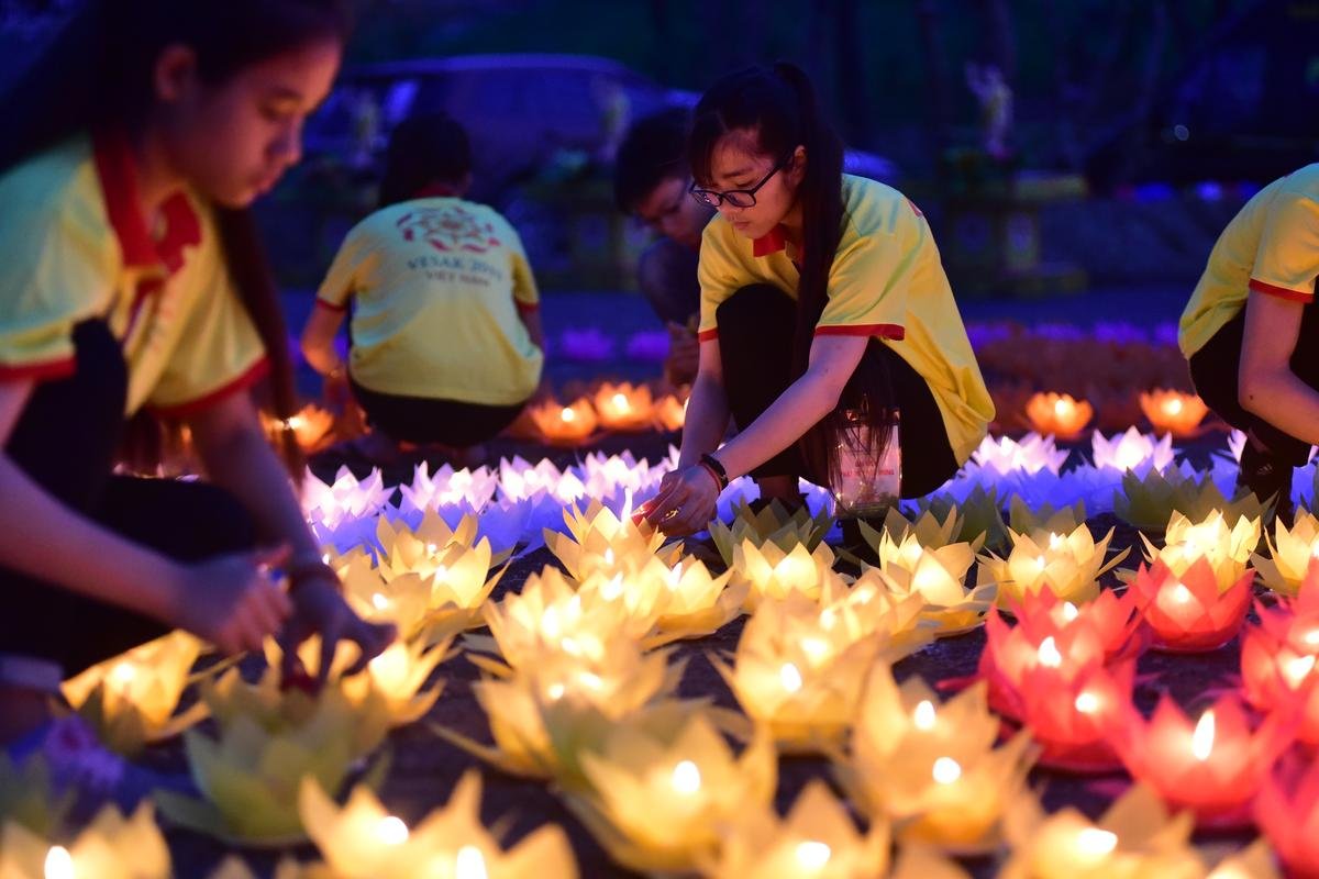 Thắp sáng 65.000 ngọn nến cầu nguyện thế giới hoà bình trong đêm hội Vesak ở ngôi chùa lớn nhất thế giới Ảnh 6