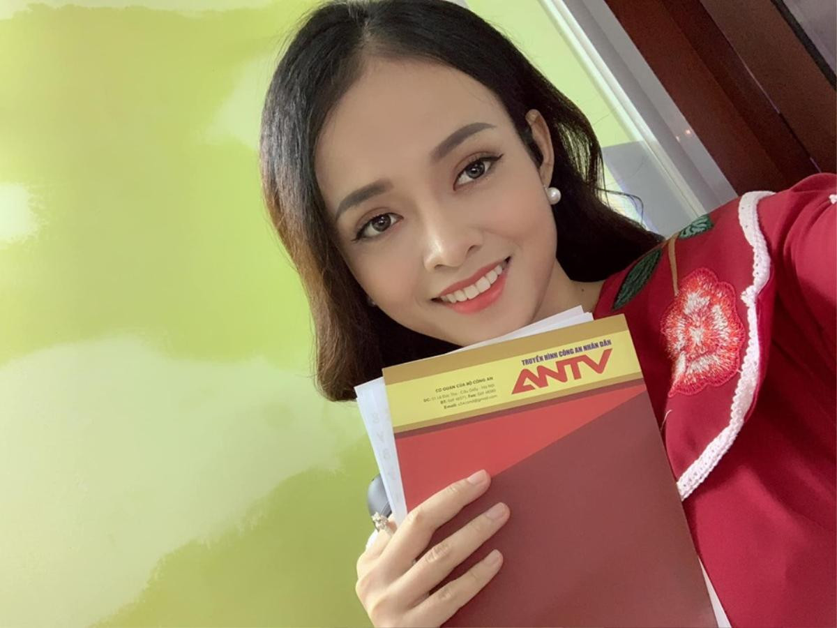 Những nữ MC VTV 'kín đáo khi làm việc, gợi cảm chết người trong đời thường' Ảnh 20