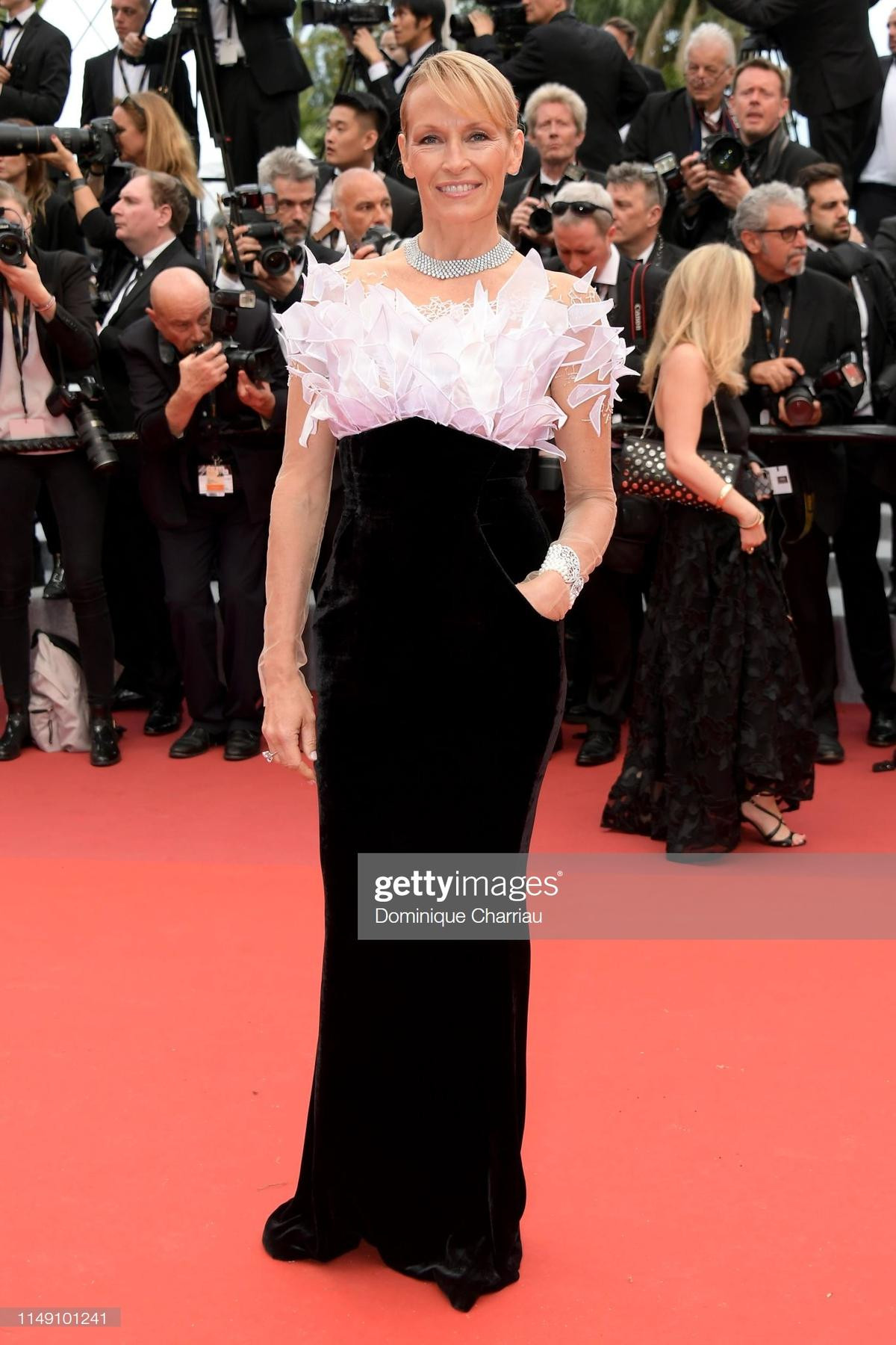 Thảm đỏ khai mạc LHP Cannes 2019: Selena Gomez đẹp lồng lộn khoe vòng 1 'ná thở' đối đầu 'Tiên nữ giáng trần' Elle Fanning Ảnh 44