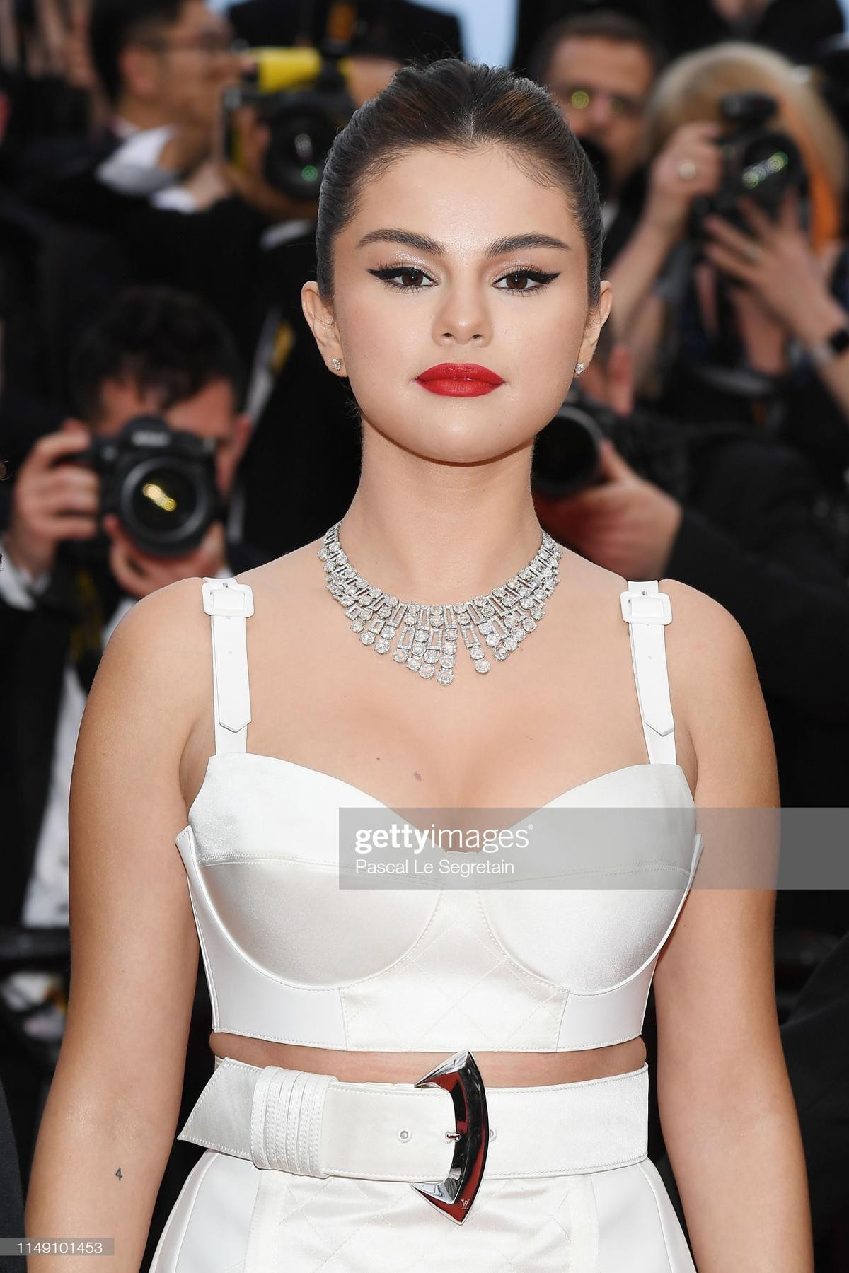 Thảm đỏ khai mạc LHP Cannes 2019: Selena Gomez đẹp lồng lộn khoe vòng 1 'ná thở' đối đầu 'Tiên nữ giáng trần' Elle Fanning Ảnh 1