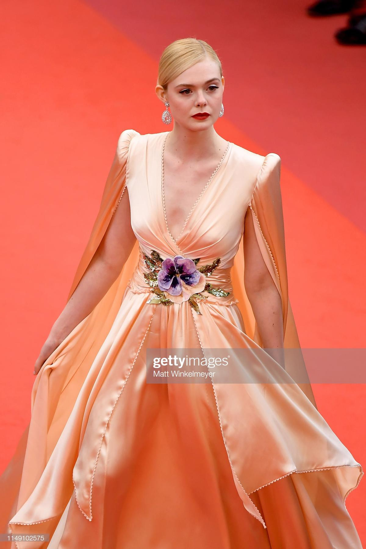 Thảm đỏ khai mạc LHP Cannes 2019: Selena Gomez đẹp lồng lộn khoe vòng 1 'ná thở' đối đầu 'Tiên nữ giáng trần' Elle Fanning Ảnh 6