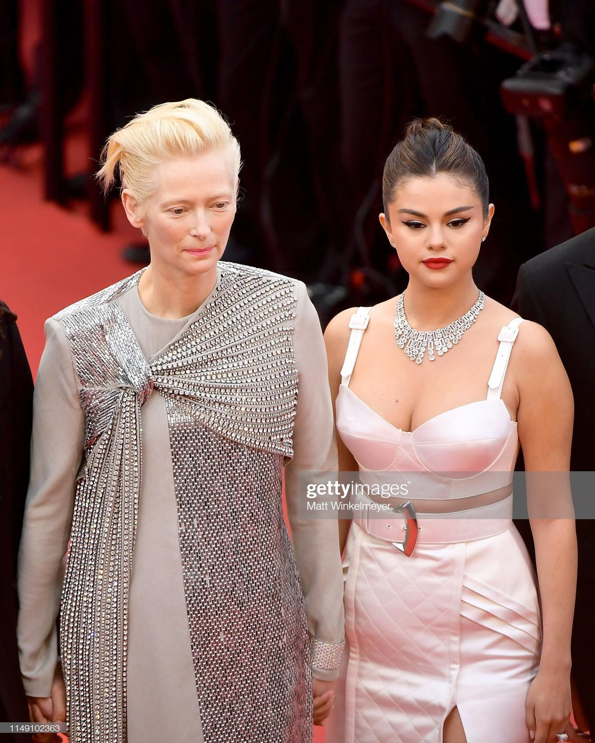 Thảm đỏ khai mạc LHP Cannes 2019: Selena Gomez đẹp lồng lộn khoe vòng 1 'ná thở' đối đầu 'Tiên nữ giáng trần' Elle Fanning Ảnh 4