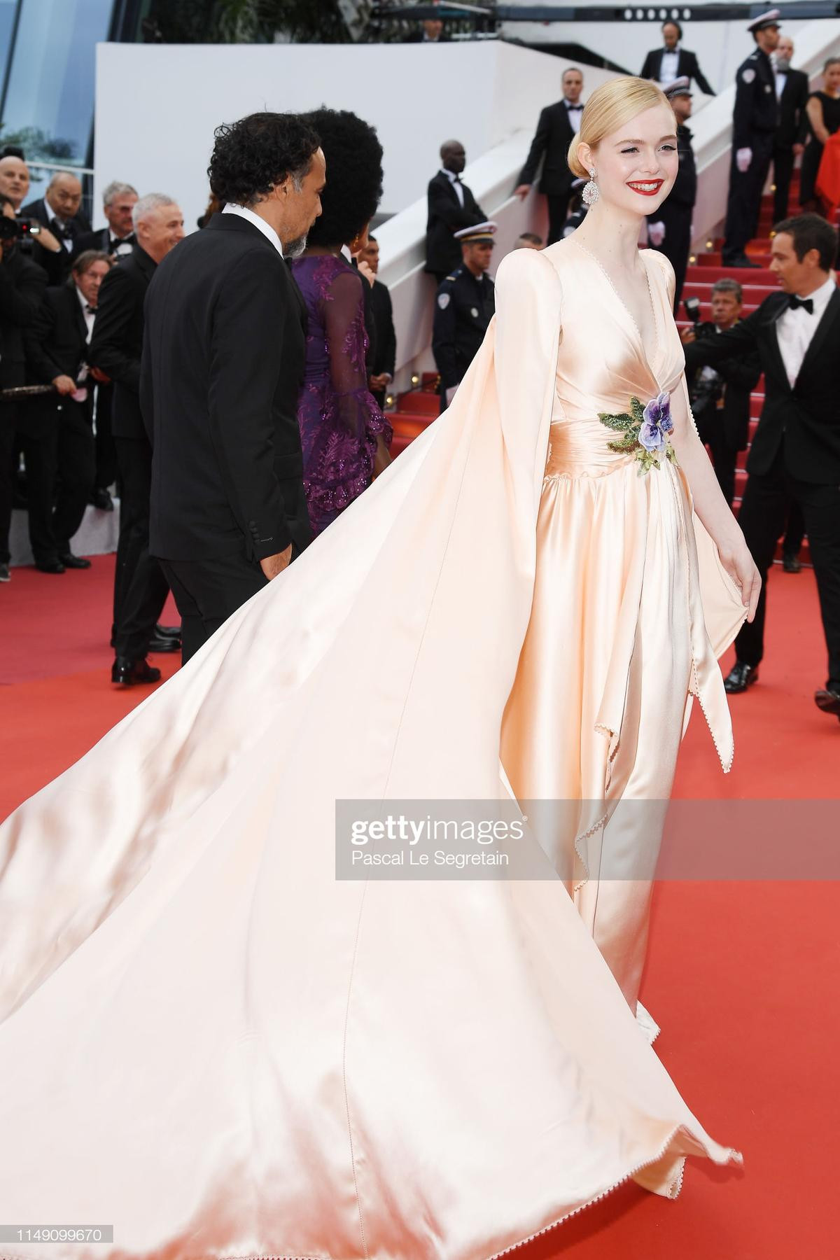 Thảm đỏ khai mạc LHP Cannes 2019: Selena Gomez đẹp lồng lộn khoe vòng 1 'ná thở' đối đầu 'Tiên nữ giáng trần' Elle Fanning Ảnh 41