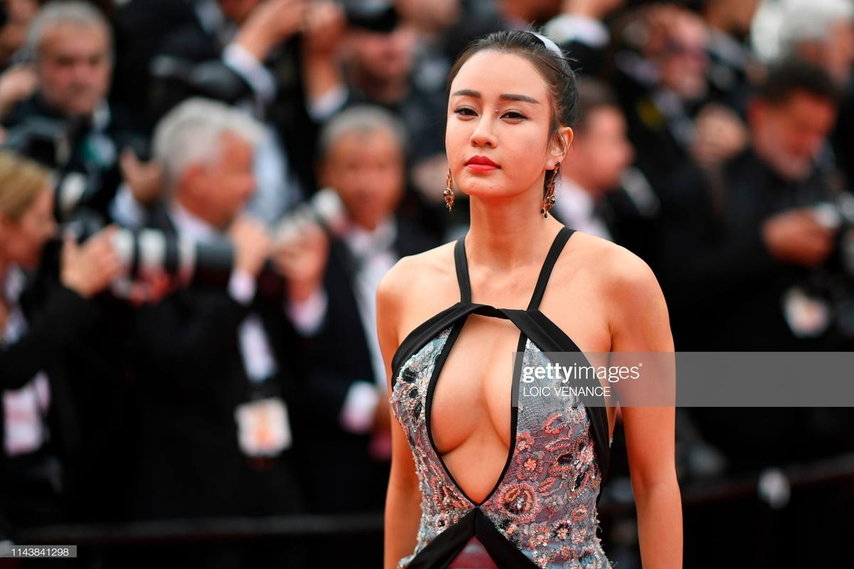 Selena Gomez lộ mỡ thừa, muôn vàn kiểu 'chơi nổi' của sao trên thảm đỏ 'LHP Cannes 2019' ngày 1 Ảnh 9