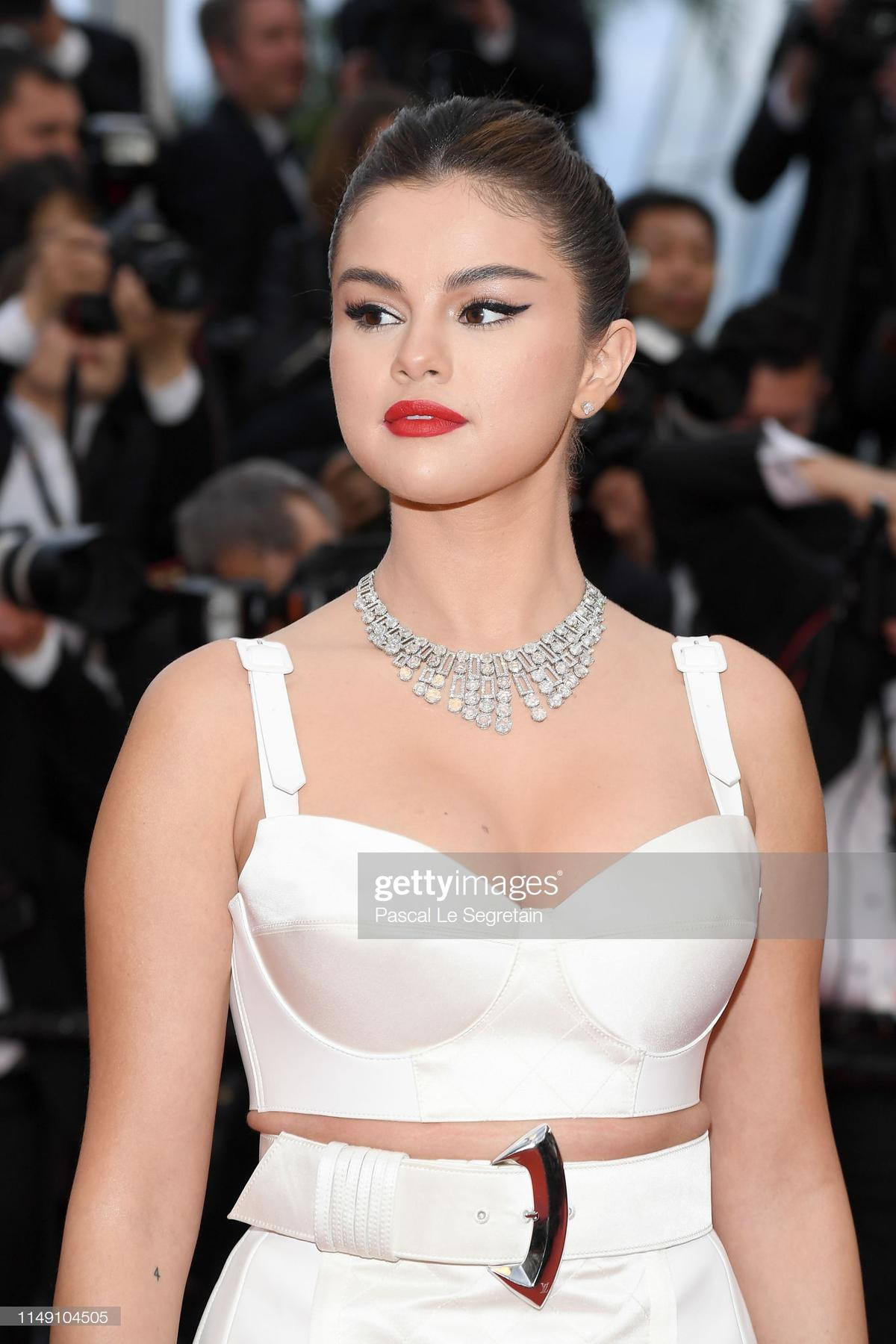 Selena Gomez lộ mỡ thừa, muôn vàn kiểu 'chơi nổi' của sao trên thảm đỏ 'LHP Cannes 2019' ngày 1 Ảnh 1